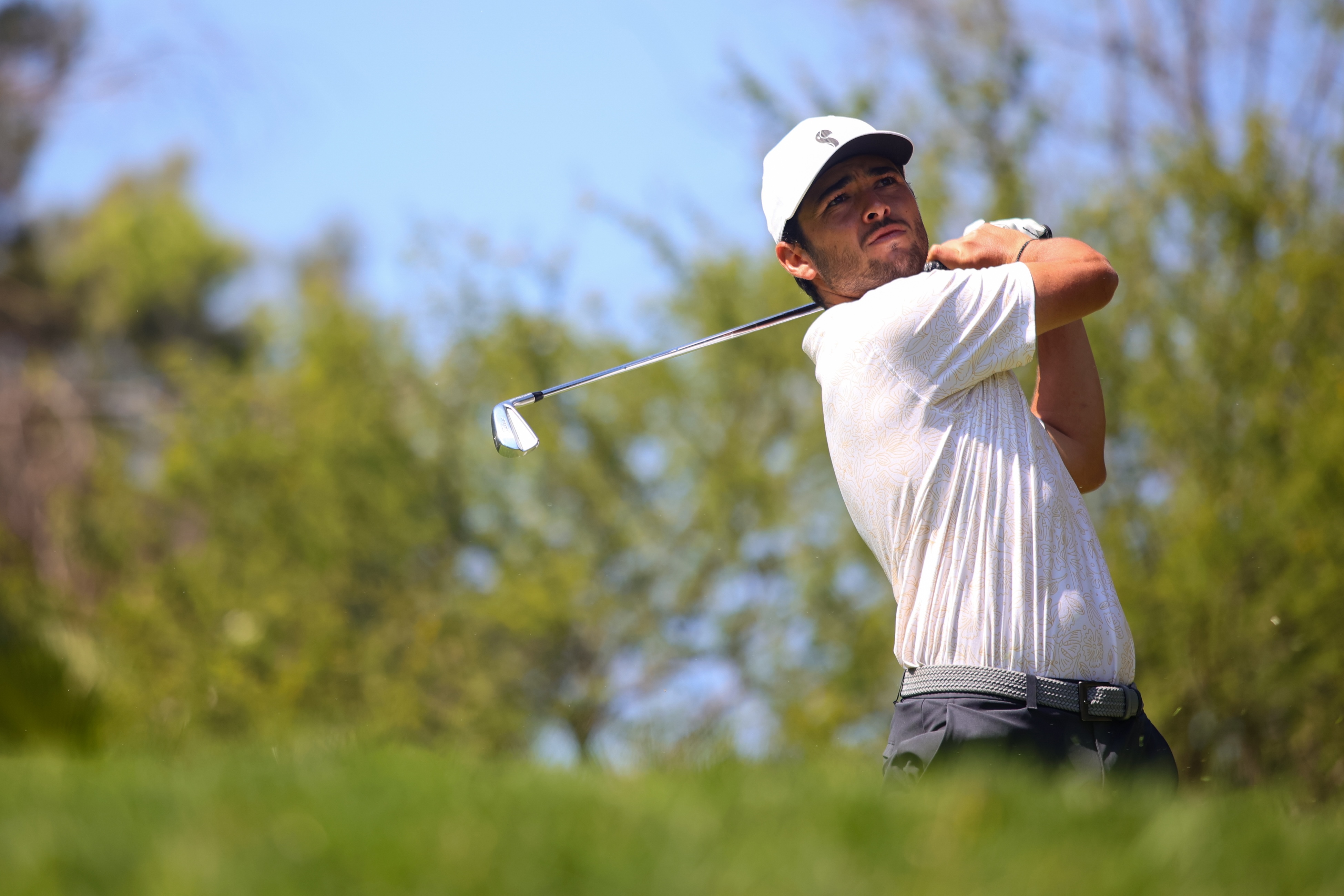Alejandro Madariaga se mantuvo en la cima del Bajo Open en Len